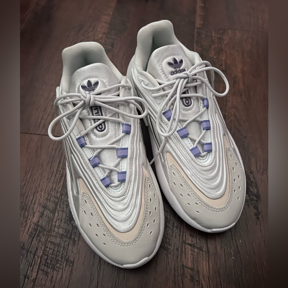 Adidas Original Ozelia sneakers - women’s size 7
